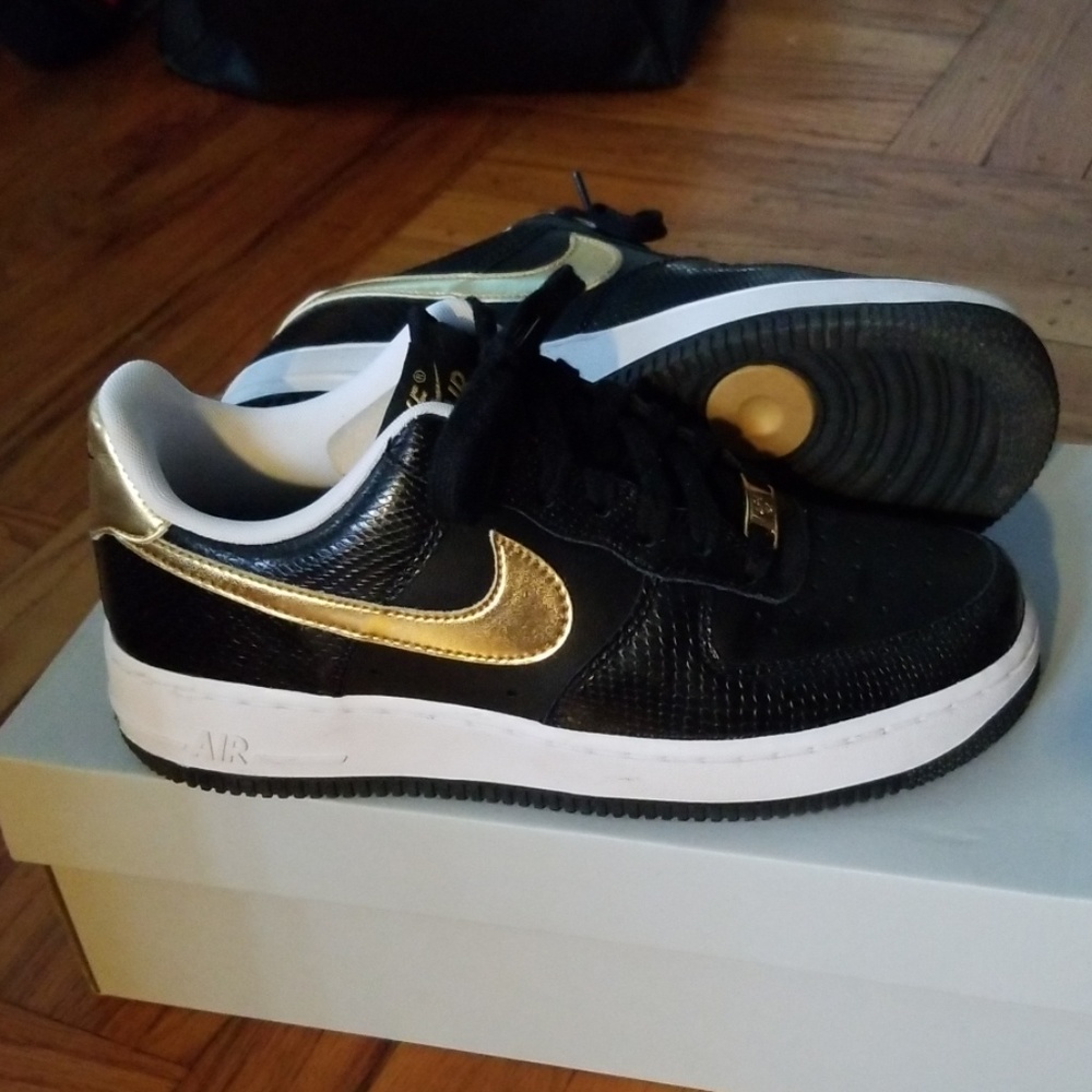 *RARE* Nike Air Force 1 '07 Low size 7.5 women
